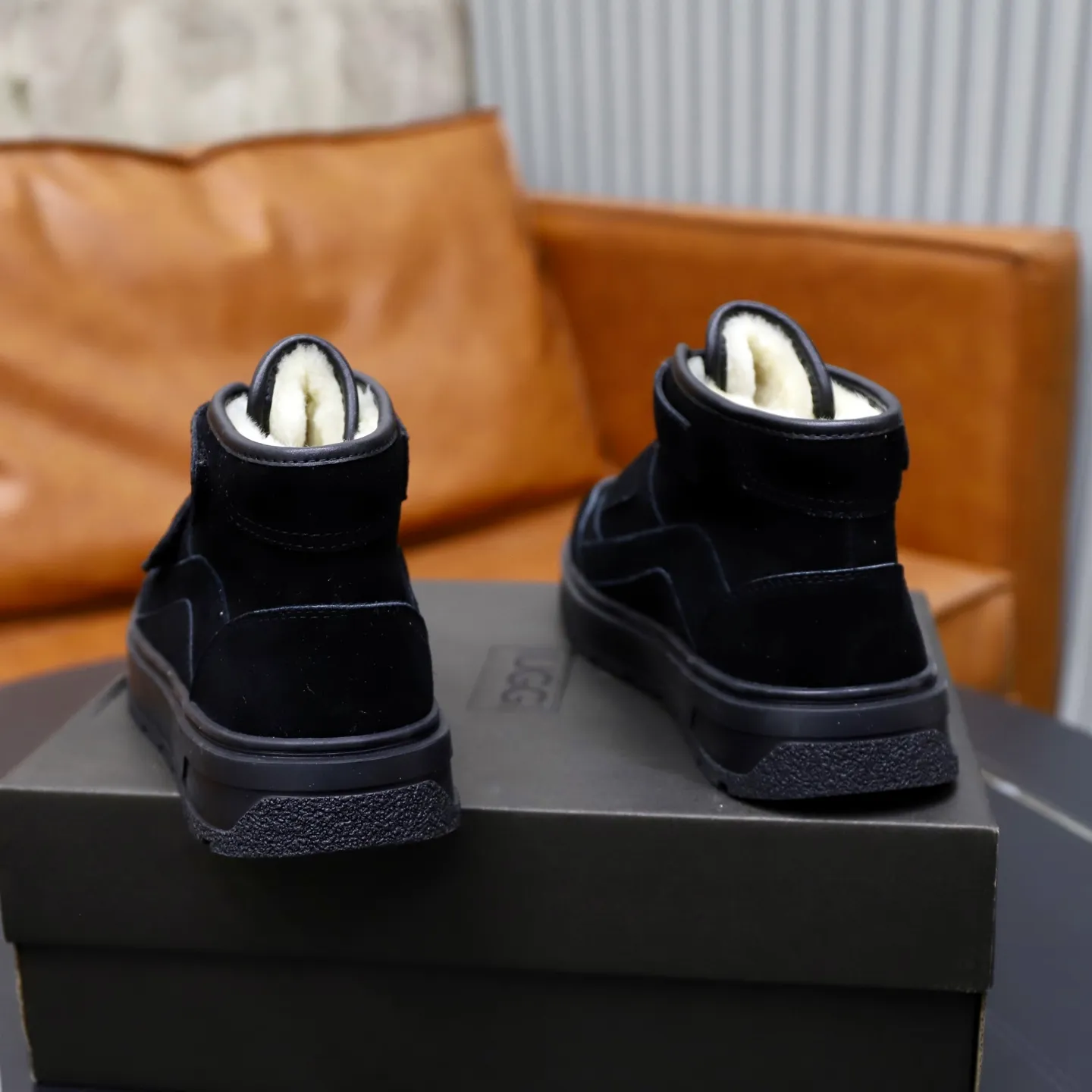 Ex-factory price: 600💰Thick wool imported from Australia Brand: UGG genuine purchase Size: 39-44 Grade: Official website 1:1 Material: First layer of genuine leather waterproof and antifreeze upper Real wool lining Original non-slip soft wear-resistant outsole Style category: Men's casual shoes Trendy style Comfortable on the feet Color: Official website color synchronization